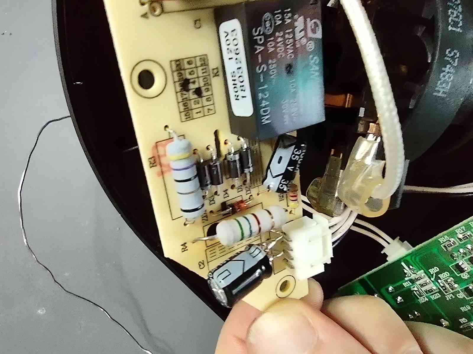 Photo of the replacement capacitor in place, showing the arrow corresponding to the shaded side of the silkscreen on the surface of the circuitboard, corresponding to the other capacitor that had not exploded.